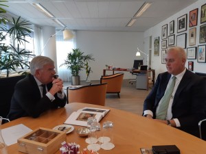 Theo Kralt en de burgemeester van Den Haag